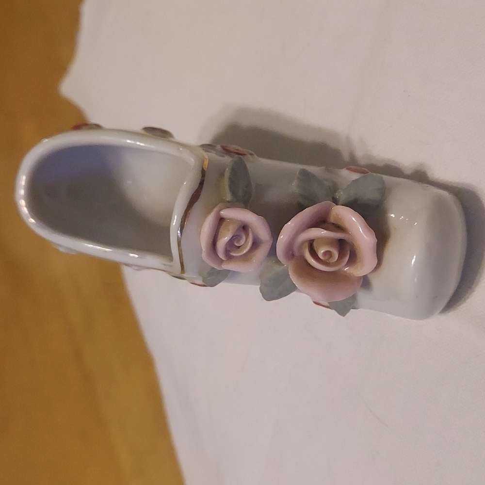 VINTAGE 1950's WOMAN'S WHITE PORCELAIN SHOE FIGURINE - PINK ROSES & GOLD TRIM - Picture 2 of 4